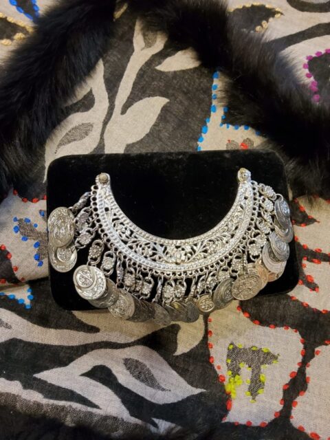 00630 Brass bag with velvet and coins black