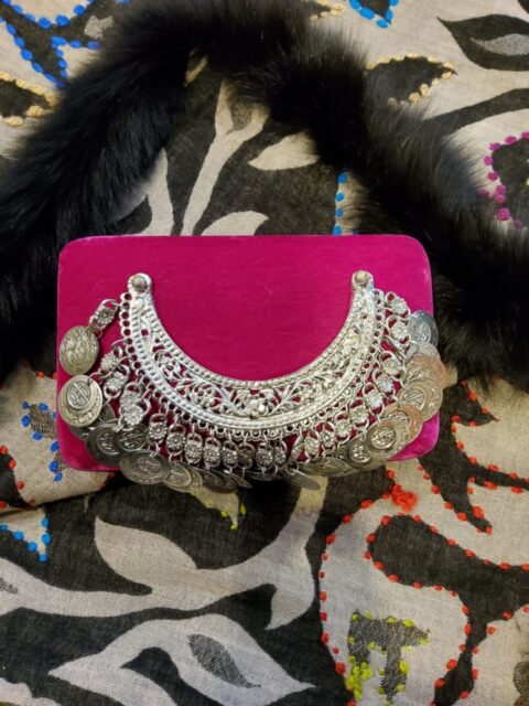 00630 Brass bag with velvet and coins fuchsia