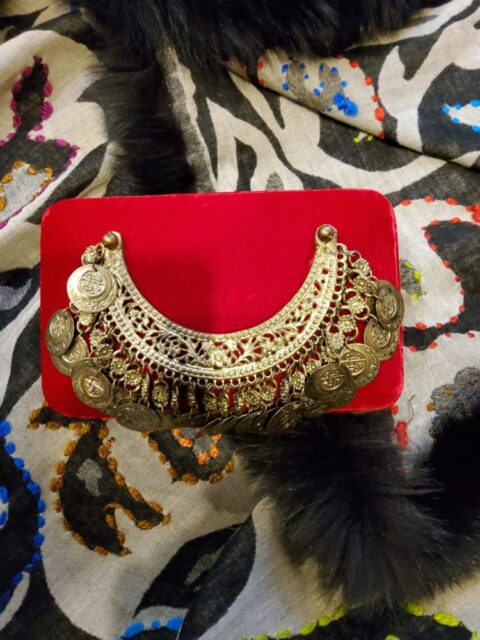 00630 Brass bag with velvet and coins red