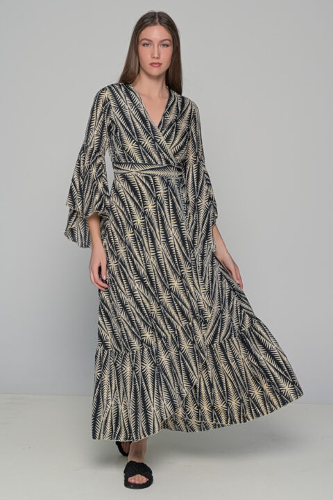 A classy long dress in boho-chic style that will make you stand out with your flair and elegance. Its stunning color, high-neck cut and peacock pattern will make it a statement piece in your wardrobe and will fit in any occasion this summer.