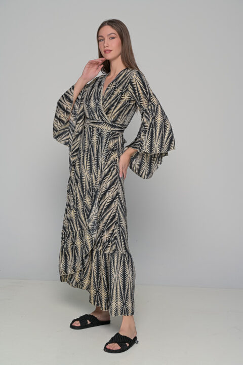 A classy long dress in boho-chic style that will make you stand out with your flair and elegance. Its stunning color, high-neck cut and peacock pattern will make it a statement piece in your wardrobe and will fit in any occasion this summer.