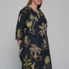 The Titli Tunic is a short caftan in loose fit with mid-length sleeves to protect you from the hot sun and highlight your elegance.