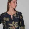 The Titli Tunic is a short caftan in loose fit with mid-length sleeves to protect you from the hot sun and highlight your elegance.