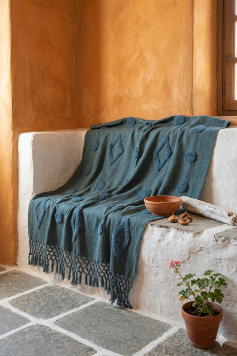 Cotton throw with tringular embroidery blue