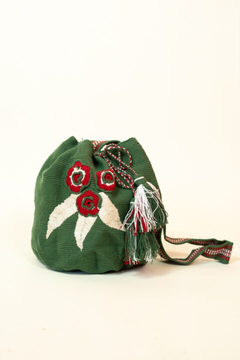 Handmade Wayuu bag – green woven shoulder bag with red floral embroidery and tassels crafted by Wayuu artisans in Colombia