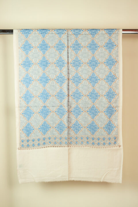 White wool shawl with blue machine embroidery 78x205 cm, elegant Knowmad design.